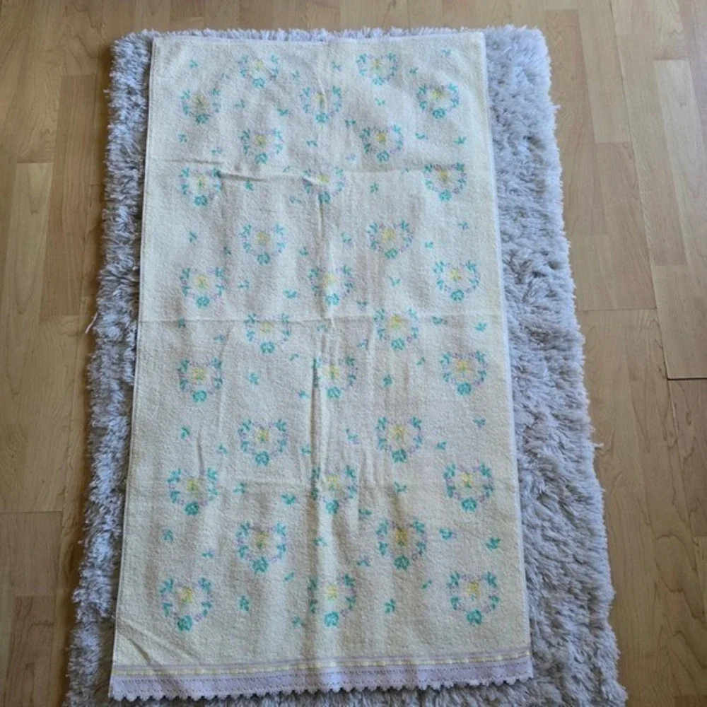 Vintage DUNDEE Bath and Hand Towel Yellow Heart‎ Print